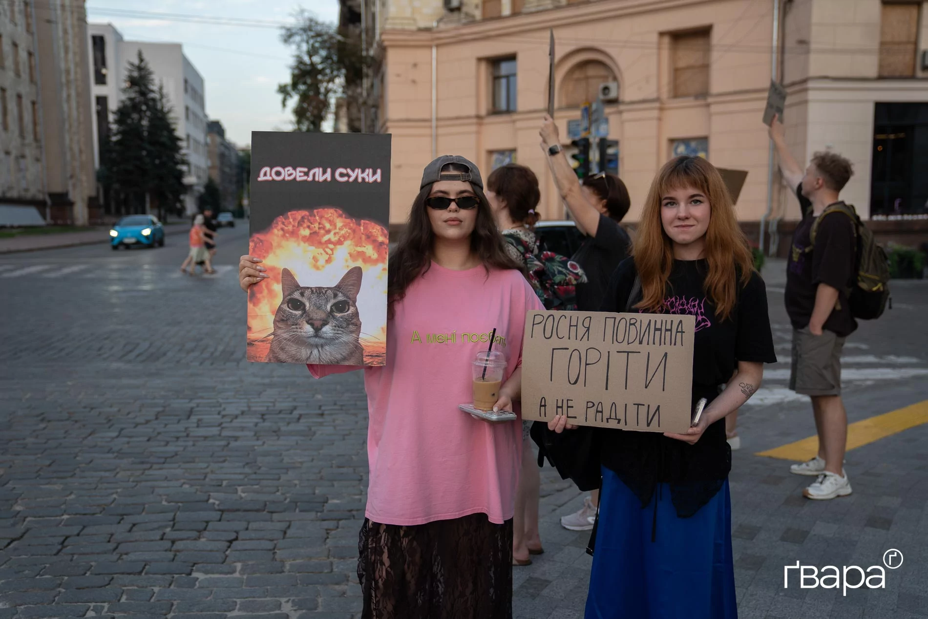 Аня з подругою на акції протесту проти звільнення Михайла Федорова 20 липня 2026 року