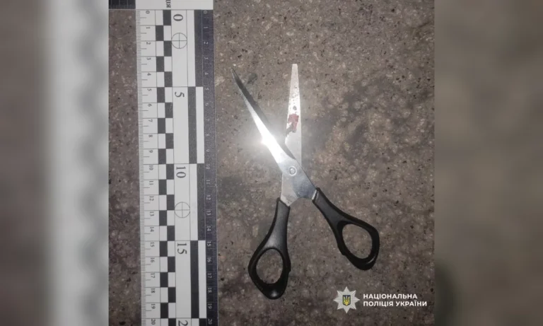 У місті на Харківщині знайома поранила чоловіка ножицями в груди