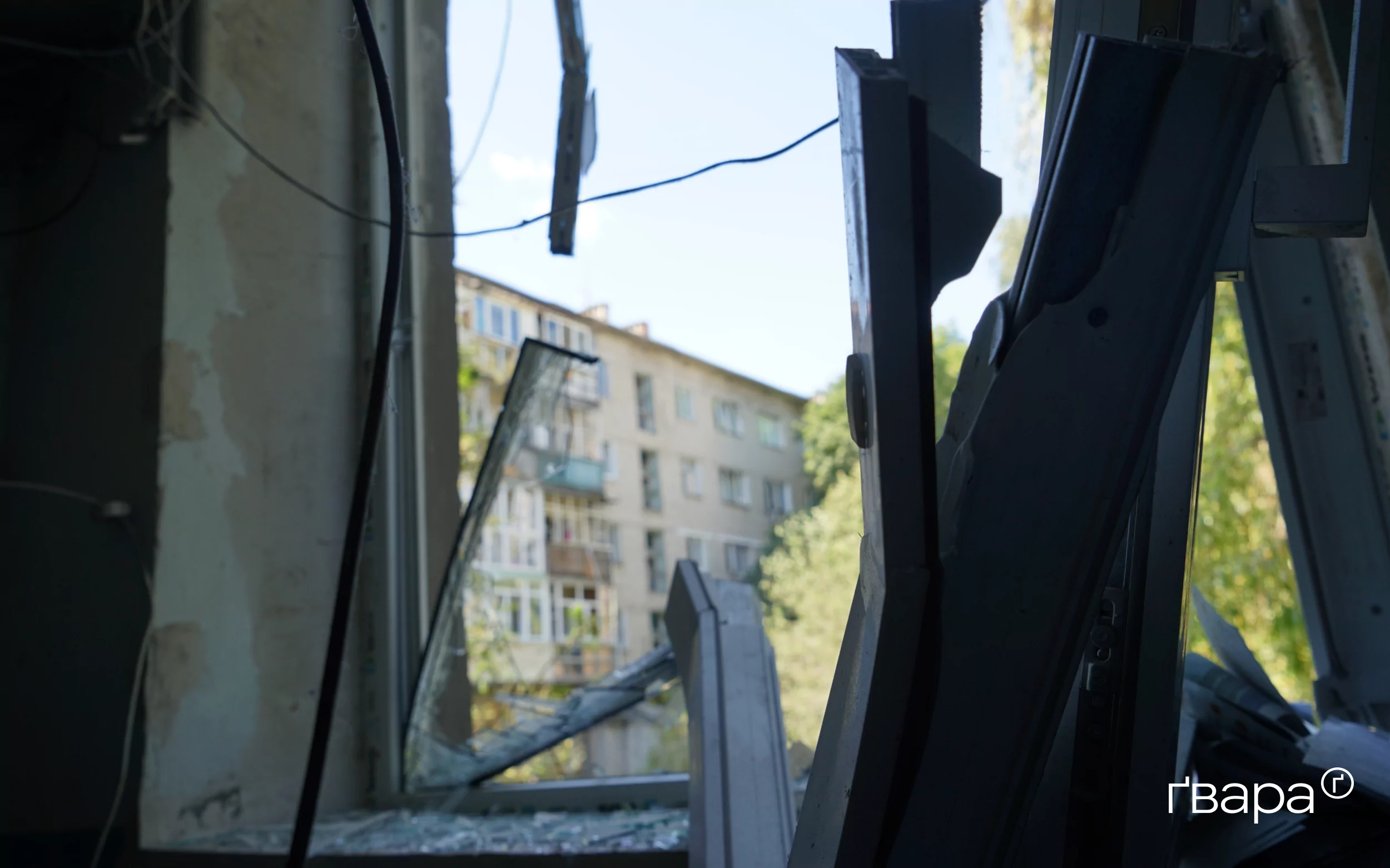 зображення до посту: Російський безпілотник вдарив по п’ятиповерхівці в Ізюмі — фото