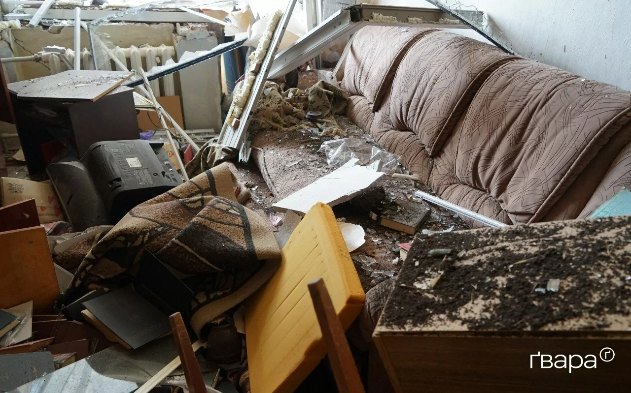 зображення до посту: Російський безпілотник вдарив по п’ятиповерхівці в Ізюмі — фото