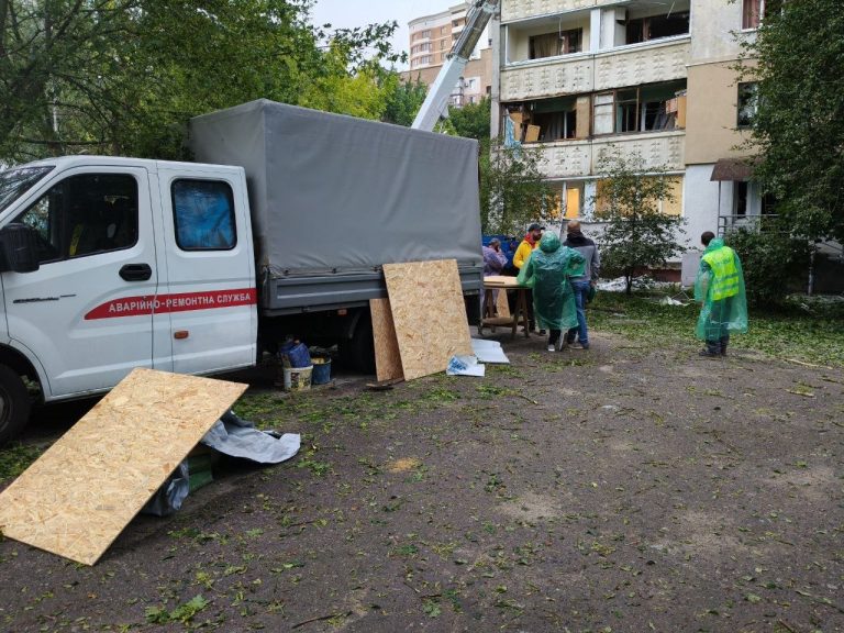 У Харкові відновлюють місто після нічних обстрілів