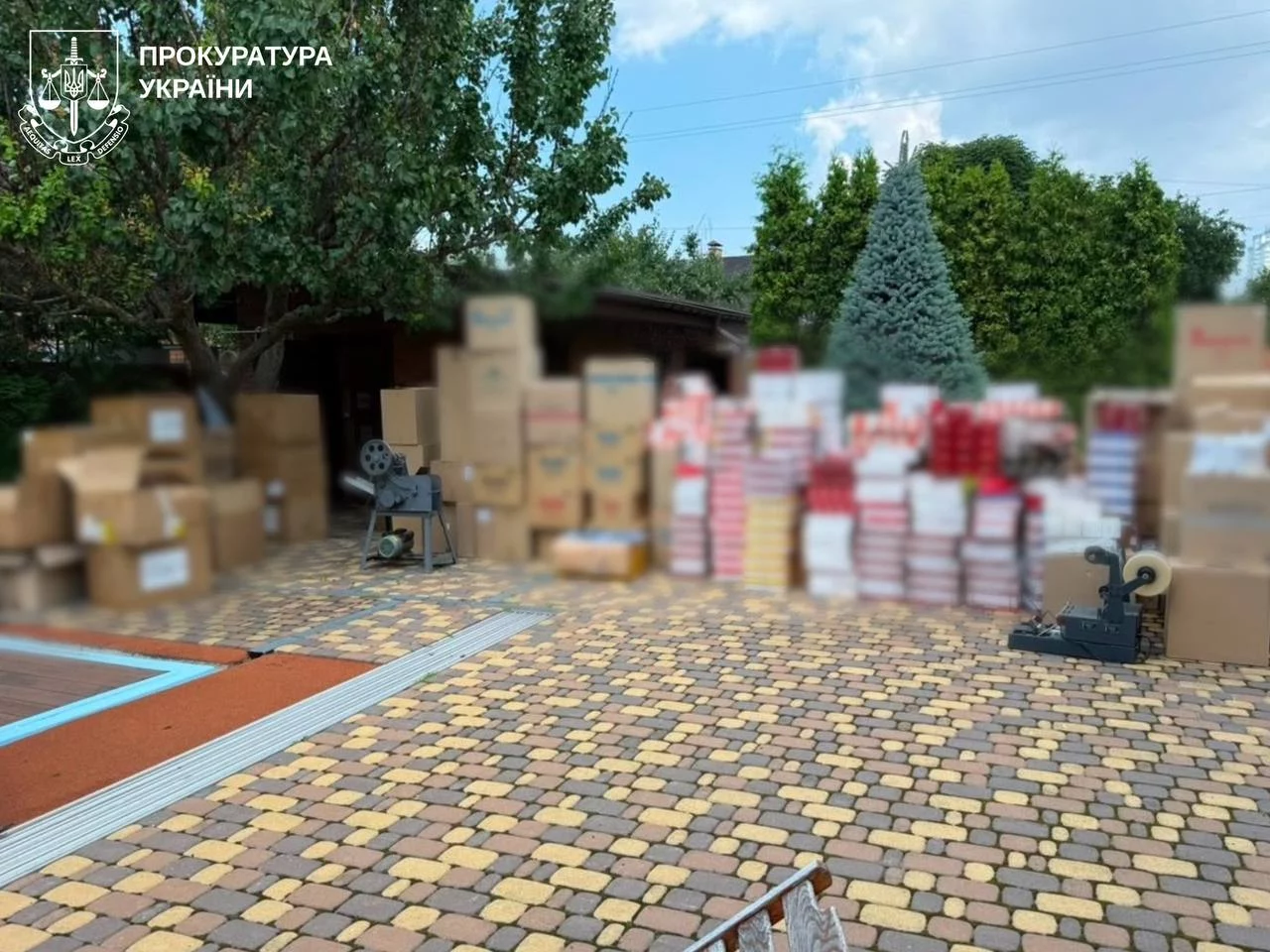 Обладнання та вилучена продукція під час обшуку