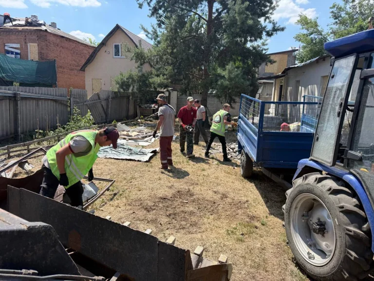 У Харкові ліквідують наслідки влучень семи керованих авіаційних бомб та інших атак (фото)