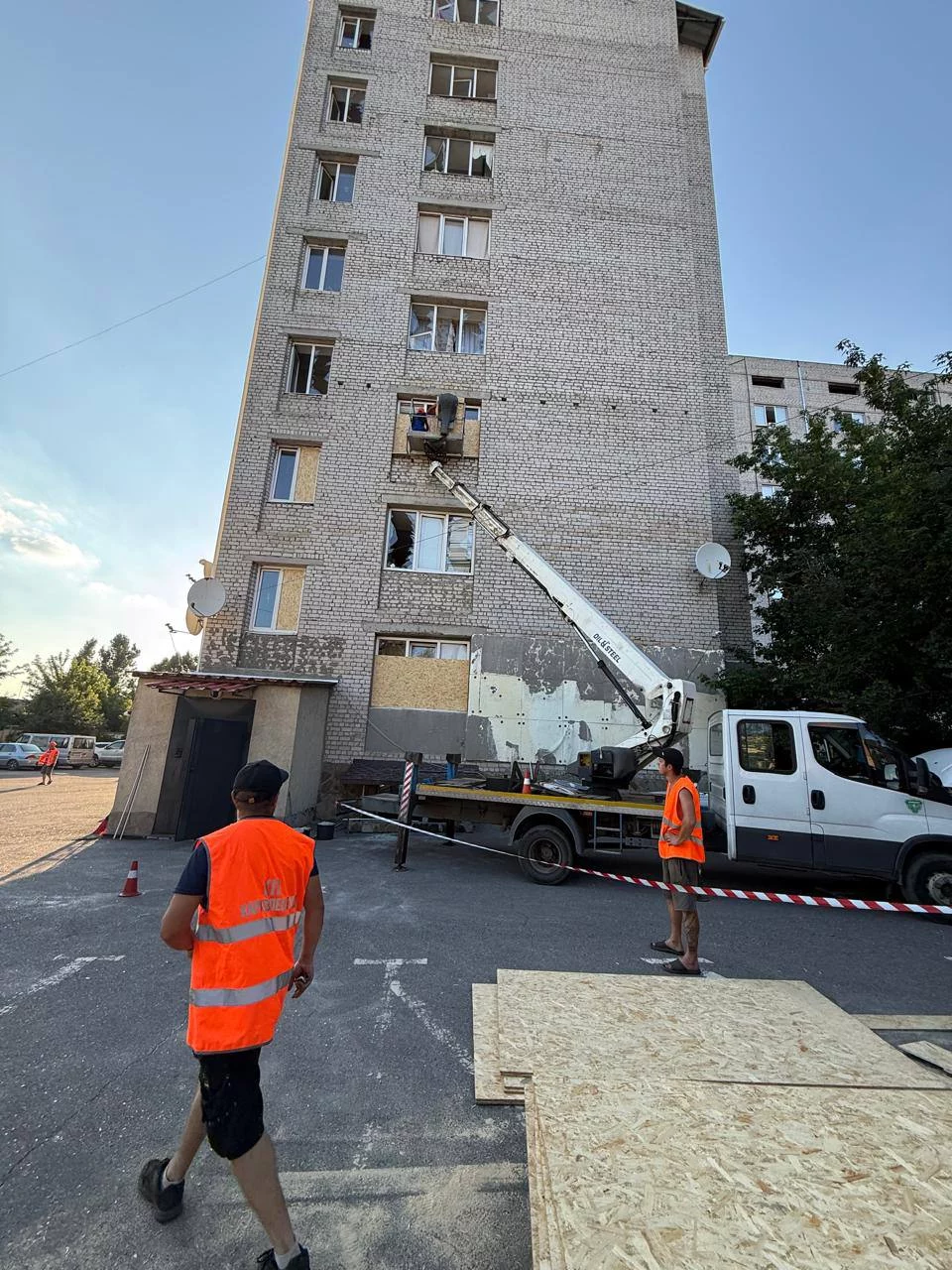Комунальники закривають вибиті вікна у Харкові 4
