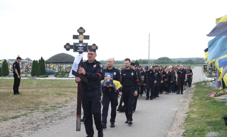 У Харкові вшанували пам’ять поліцейського, загиблого під час евакуації