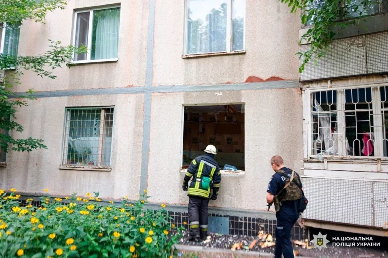 Внаслідок вибуху в харківській квартирі поліція врятувала 18-річну дівчину