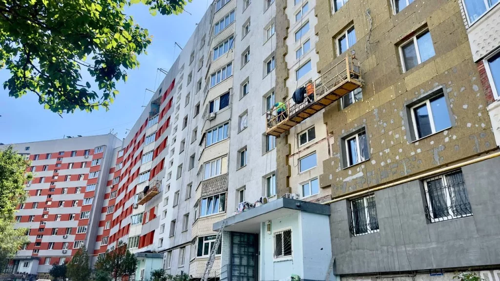Роботи з відновлення фасаду та вікон багатоповерхівки в Харкові