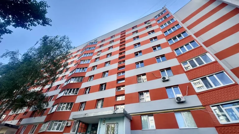 У Харкові на Леся Сердюка відновлюють будинок — фарбують і утеплюють фасад