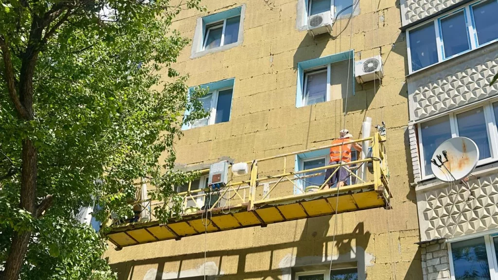 Панорамний вигляд реставраційних робіт на багатоповерхівці