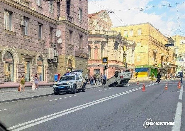 Легковик перевернувся на дах у самому центрі Харкова — з’явилися фото й відео