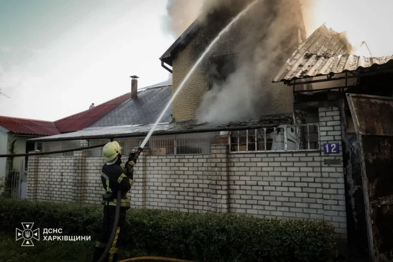 У Харкові масштабна пожежа в приватному секторі: під час гасіння загинула одна людина (відео)
