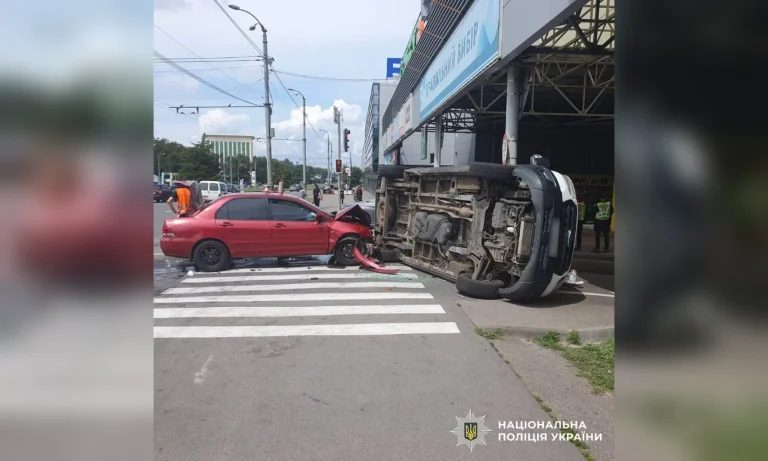 У Харкові водій не пропустив «швидку» з сиреною — у ДТП постраждали медики 📹