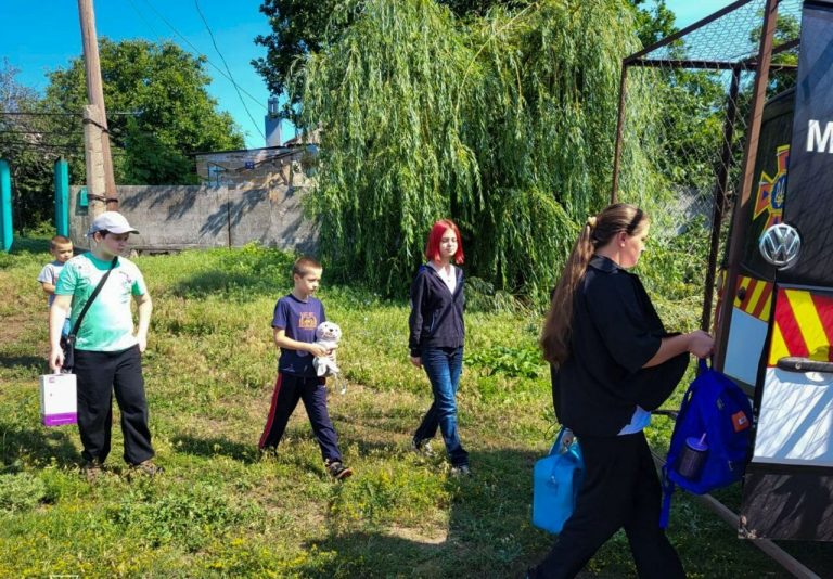 Матір із чотирма дітьми вивезли з прифронтового села на Харківщині