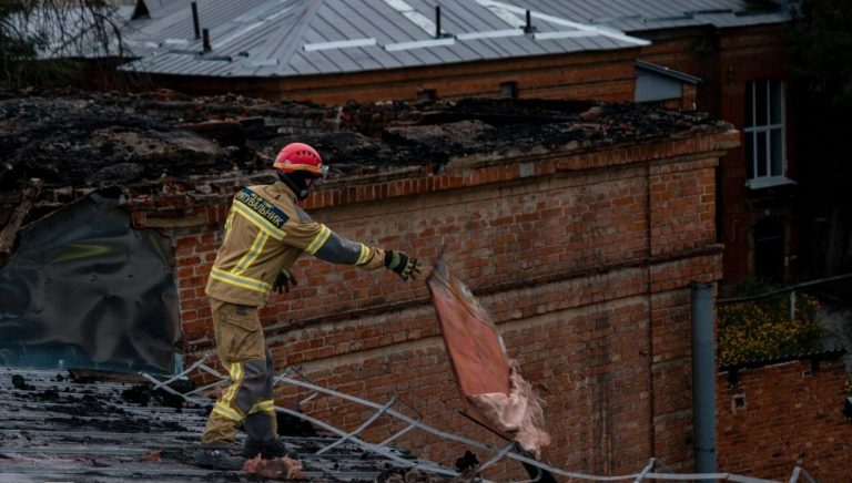 У Харкові рятувальники усувають аварійні конструкції в будівлі художнього музею