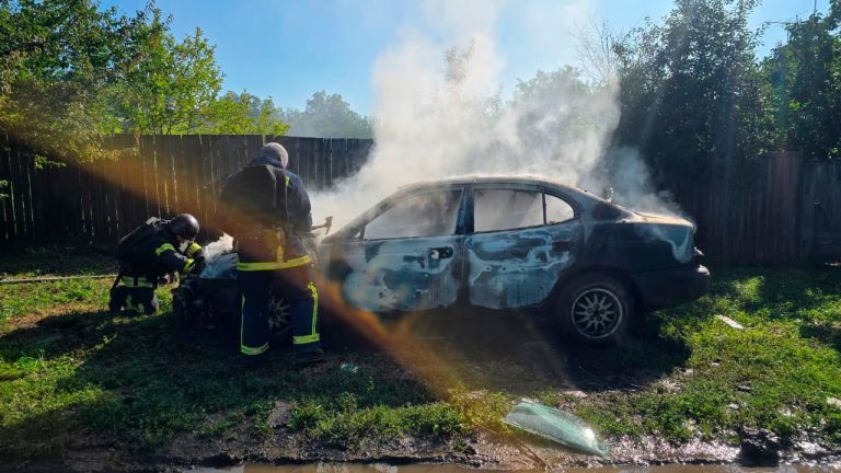 На Харківщині російський дрон влучив у цивільне авто, поранено дві жінки