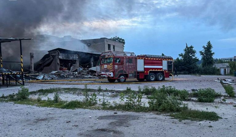 У Ізюмі погасили пожежу на поштовому терміналі, спричинену авіаударом
