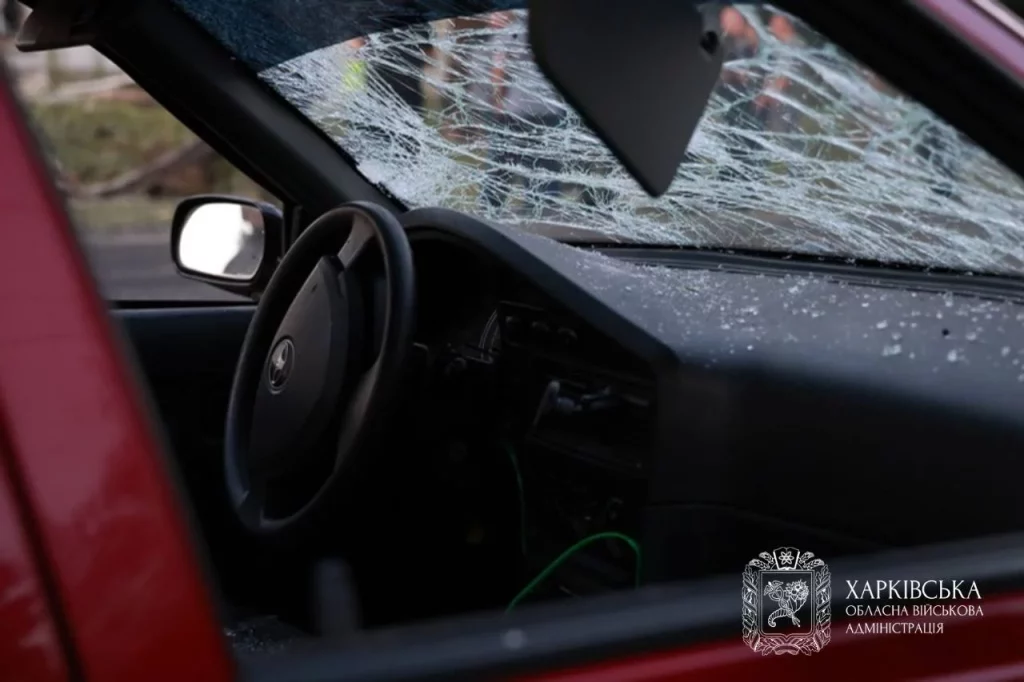 Пошкоджені автівки після удару у Харкові