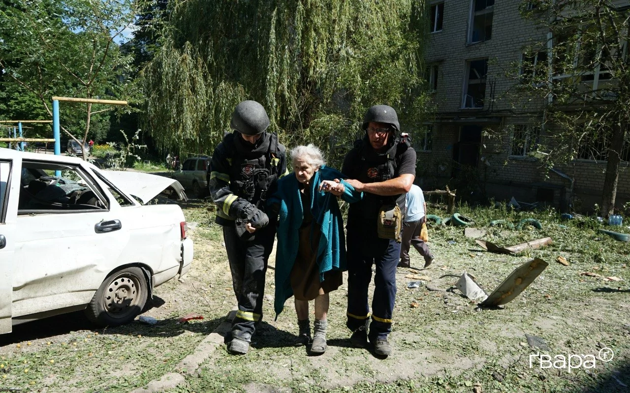 зображення до посту: Російський безпілотник вдарив по п’ятиповерхівці в Ізюмі — фото