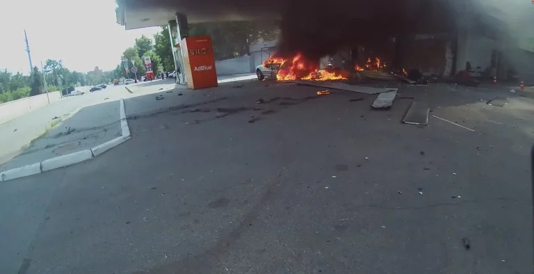 Харків: перші кадри після удару дрона по автозаправці (відео)