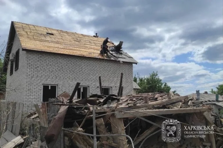 В Ізюмі волонтери відновлюють місто після удару КАБ