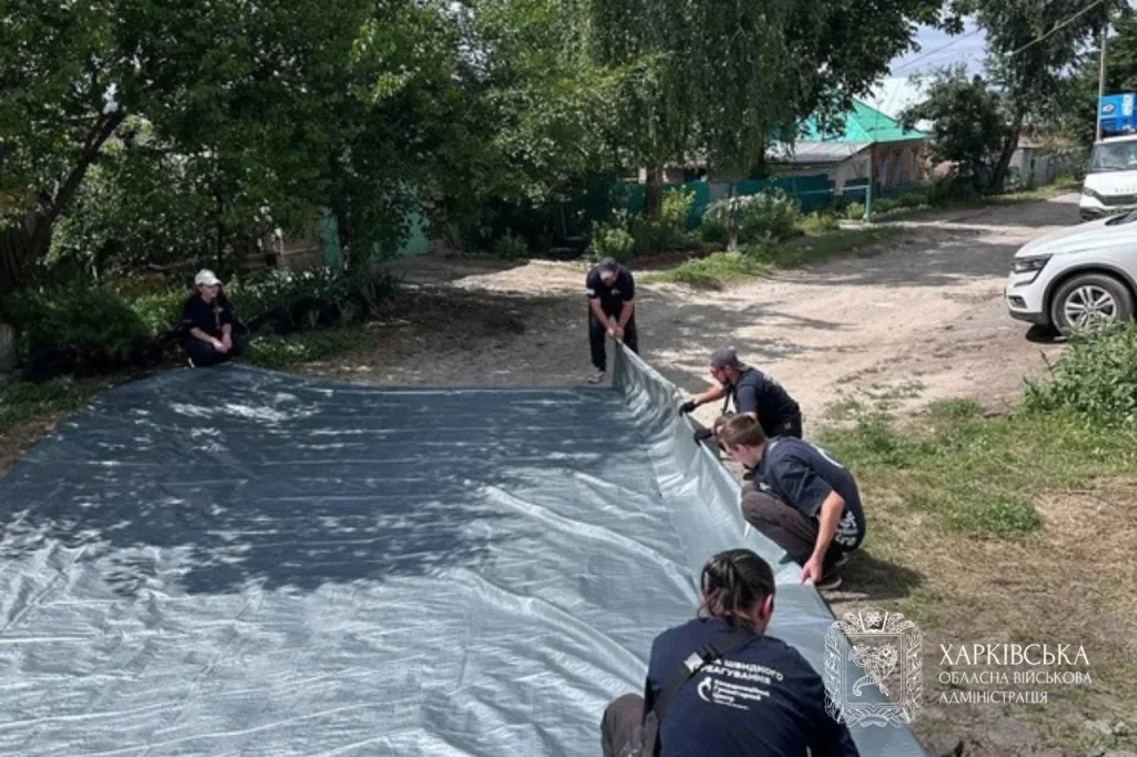 Волонтери перекривають пошкоджений дах
