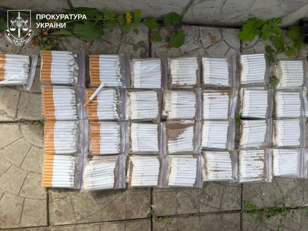 Пачки сигарет та обладнання, що використовувалося для їх виготовлення