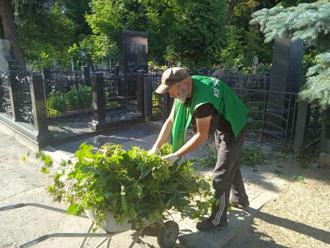 Комунальники на робочому місці під час прибирання