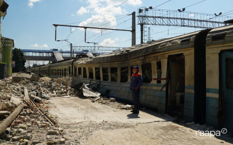 Обстріл залізничного вузла в Лозовій забрав життя двох людей