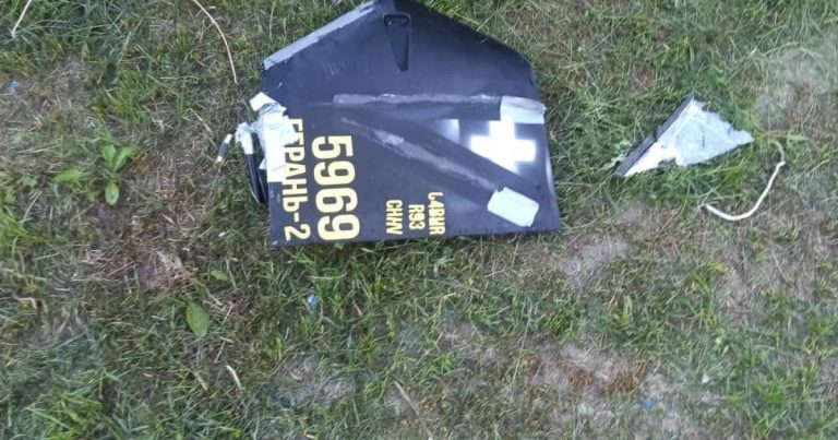 У Харкові через падіння уламків реактивного дрона виникла пожежа