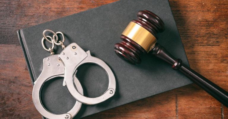 У Харкові чоловіка визнали винним у крадіжці майна у знайомого з інвалідністю