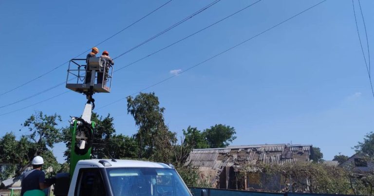 На Харківщині через обстріли майже 7 тисяч абонентів залишилися без електрики
