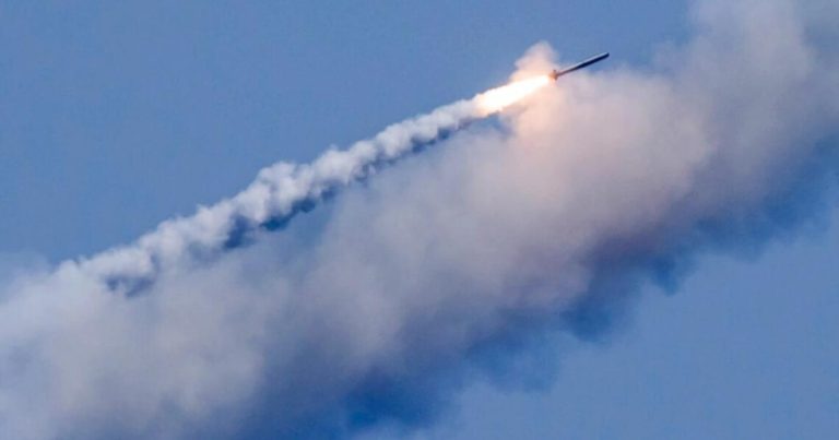 У Харкові внаслідок влучання ракети в багатоповерхівку загинули двоє людей
