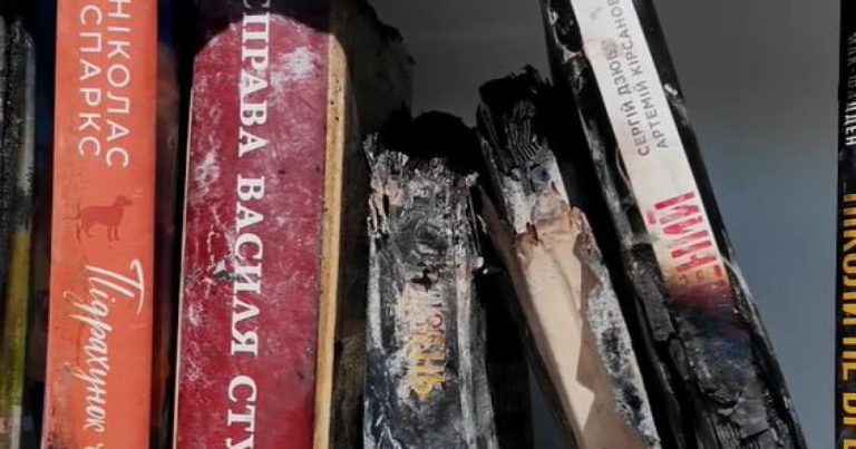 У Харкові роздають безкоштовно книжки, пошкоджені під час атаки на склад видавництва
