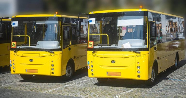 У Харківській області передали шкільні автобуси: хто отримає новий транспорт