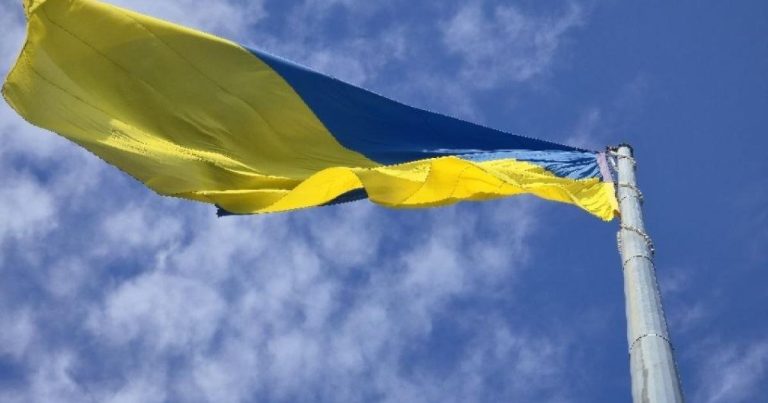 До свят у Харкові на головному флагштоку підняли новий прапор