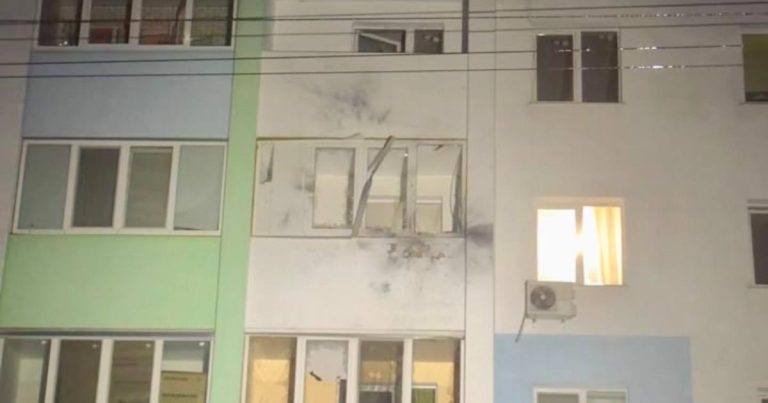 Дрон РФ влучив у балкон багатоповерхівки в Харкові