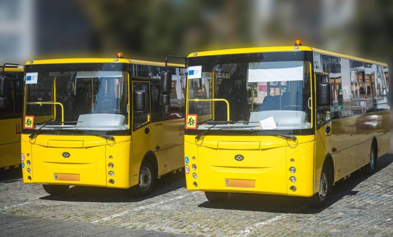Харківщина поповнила шкільний автопарк вісьмома новими автобусами