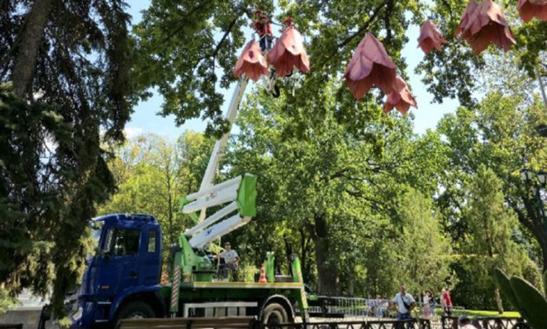 У харківському саду Шевченка встановлюють святкові інсталяції
