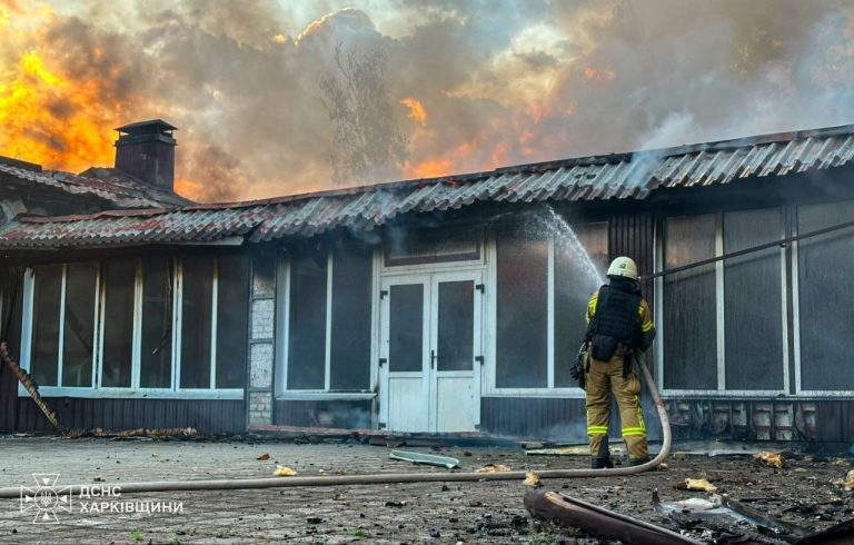 У Золочеві на Харківщині після ворожого удару спалахнула пожежа