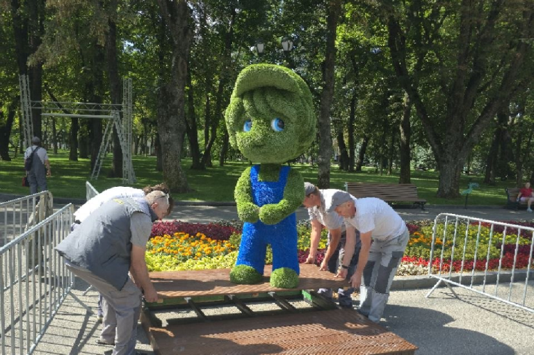 Святкова підготовка в Харкові: фотозвіт