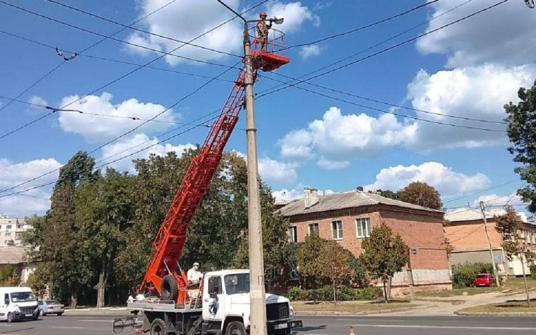 У Харкові оновлюють вуличне освітлення: фоторепортаж