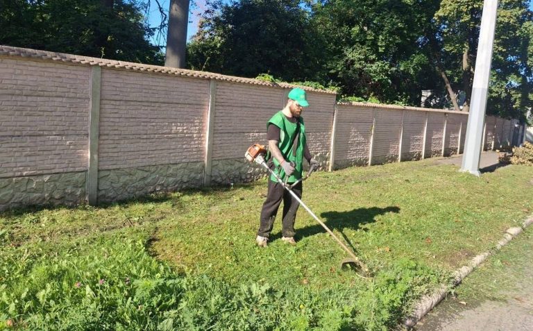 Комунальні служби впорядковують кладовища Харкова