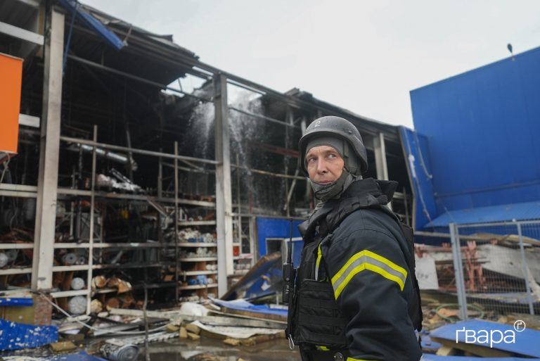 Світлини руйнувань після удару модернізованого російського дрона по торговому центру в Харкові