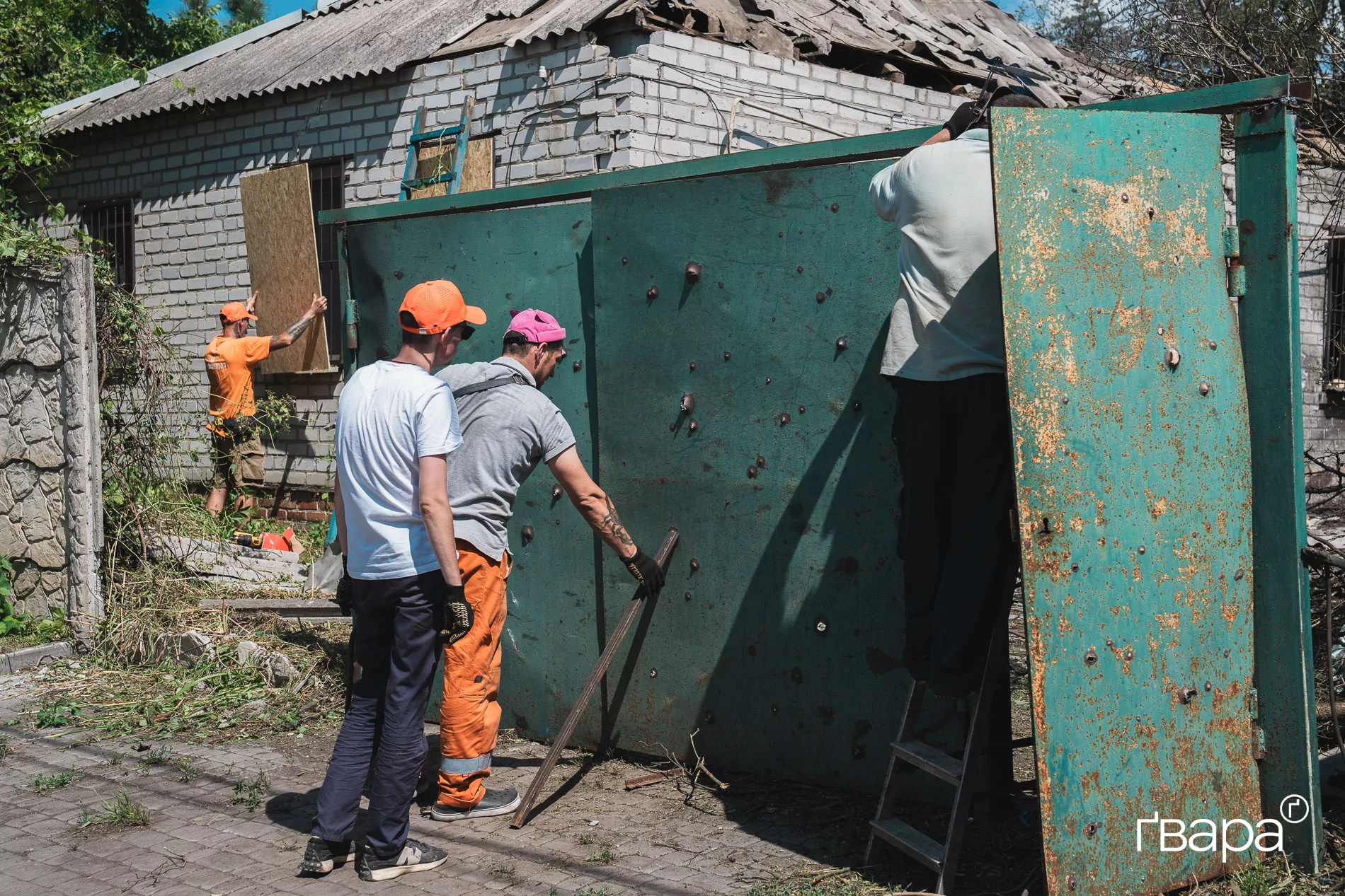 Посічені уламками ворота приватного будинка