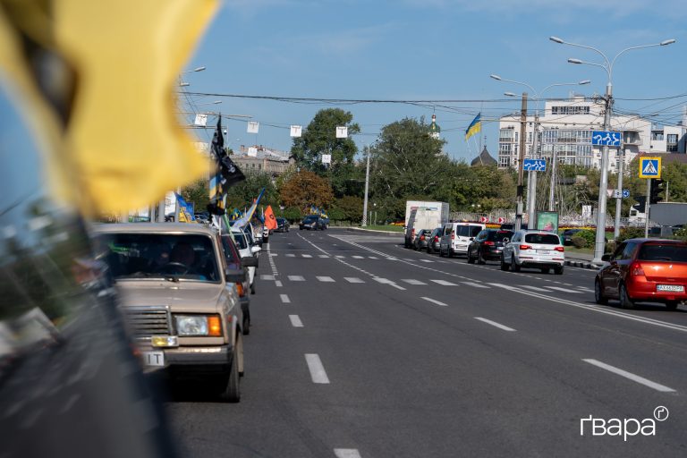 У Харкові провели автопробіг у День пам’яті загиблих захисників і захисниць — фото