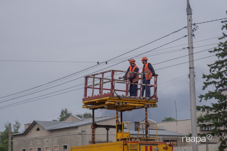 Через обстріл у Чугуєві понад 13 тисяч абонентів залишилися без електроенергії