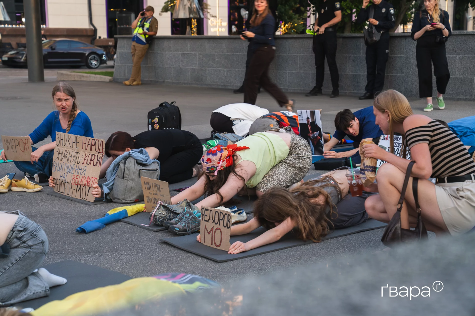 Мітингарі провели сесію йоги під час акції на підтримку Михайла Федорова, 14 серпня 2026 рік