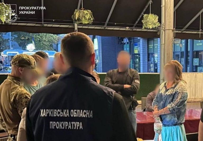 У Харкові винесли вирок жінці, яка обіцяла зняти військового зі служби