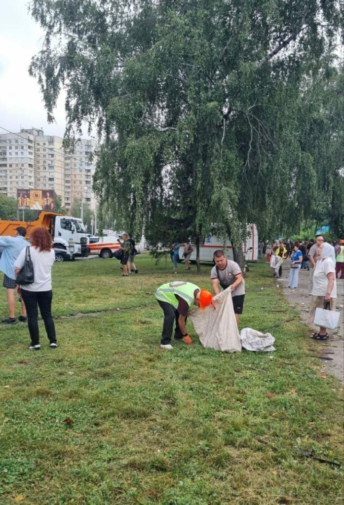 Прибирання уламків у районі