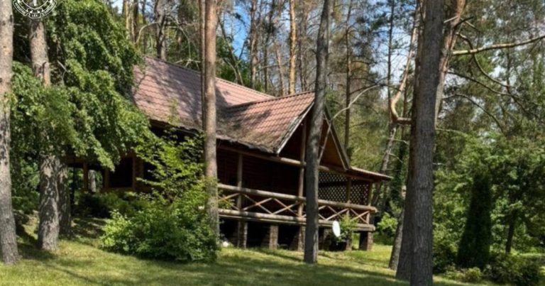 На Харківщині орендар спорудив у лісі розкішний маєток із басейном і тенісним кортом без дозволів